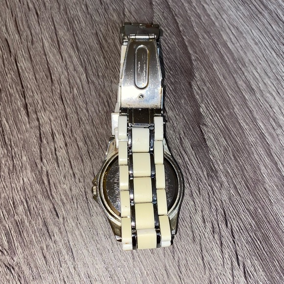 White Plastic Metal Accent Enamel Water Resistant Mother of Pearl Dial Watch - Picture 9 of 12